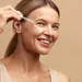 vitamine C serum vrouw pipet