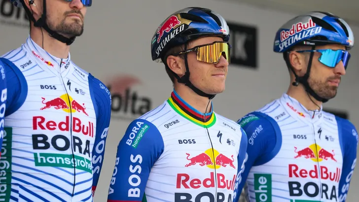 Remco Evenepoel heeft een statement gemaakt in de eerste etappe. De Belg reed een fenomenale sprint heuvelop, maar hij moest zijn meerdere nipt erkennen in Dorian Godon.