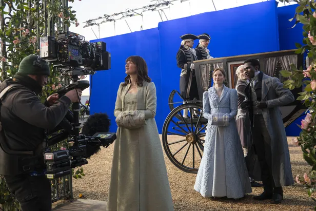 Behind the scenes tijdens de opnames van Bridgerton 