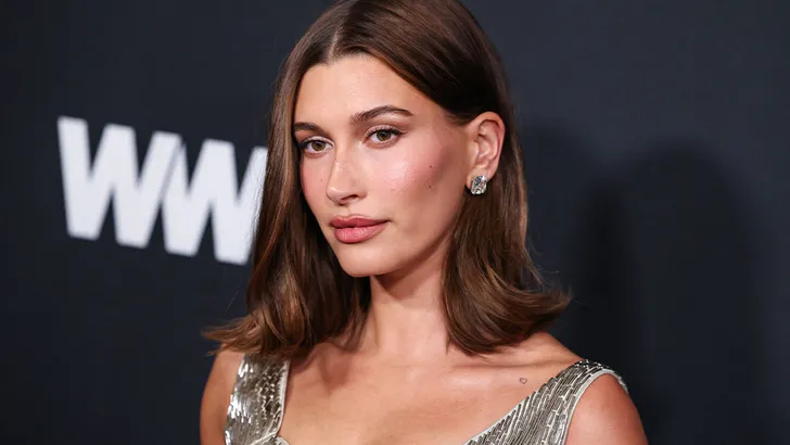Hailey Bieber bij de Golden Globes 2026