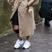Vrouw met stijlvolle kleding en Nike sneakers.