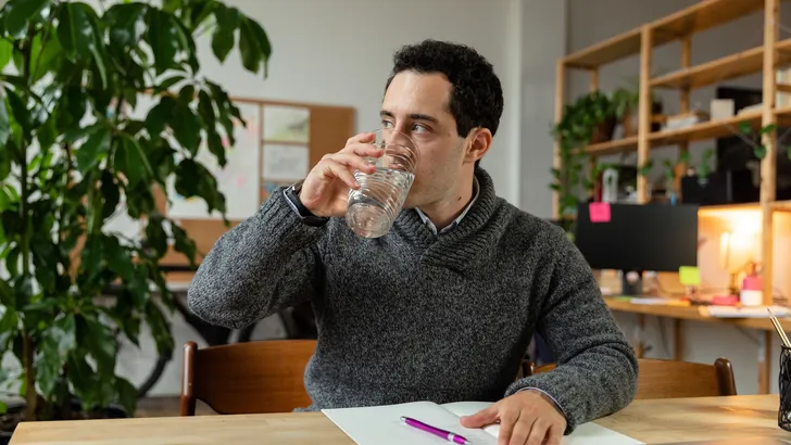 Wil je meer water drinken, maar niet de hele dag naar de wc rennen? Deze simpele regel verandert alles