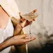 parfum in de zon vrouw met glas