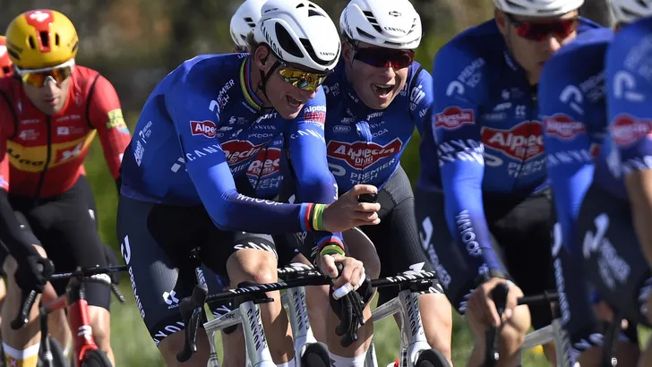Mathieu van der Poel en Wout van Aert leken te gaan strijden om de winst in Flanders Field, maar hij koos uiteindelijk voor de sprint met Jasper Philipsen.