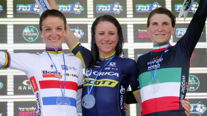 La Course: hoe laat vertrekken de concurrenten van Van Vleuten in achtervolgingswedstrijd?