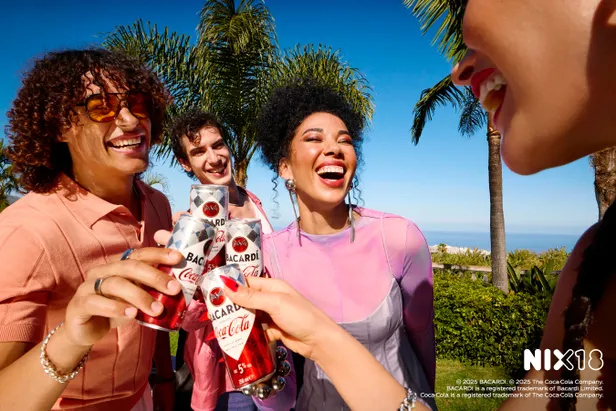 De nieuwe ready-to-drink cocktail van Coca-Cola en BACARDÍ in een blikje 