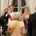 Foto van koning Willem-Alexander en koningin Máxima met champagne bij staatsbanket in Noorwegen.