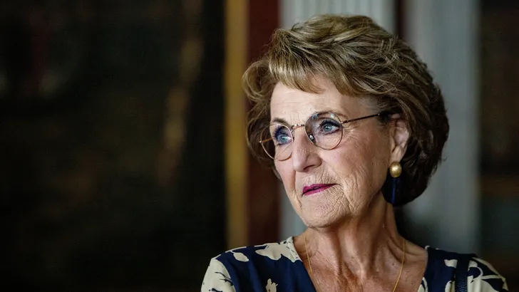 Prinses Margriet neemt eerste exemplaar biografie Wilhelmina van Pruisen in ontvangst