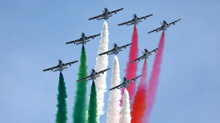 De vlag van Italië boven het circuit van Monza