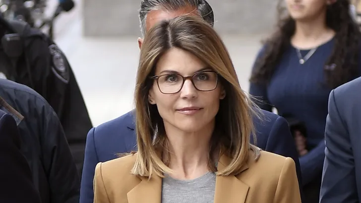 Lori Loughlin en Felicity Huffman voor de rechter, maar zeggen geen woord