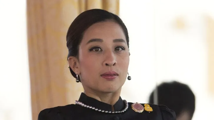Surprise! Koning Thailand heeft nóg een leuke dochter
