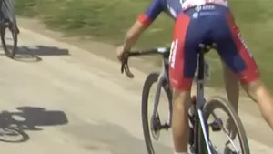 wielrenner legt ketting erop tijdens fietsen