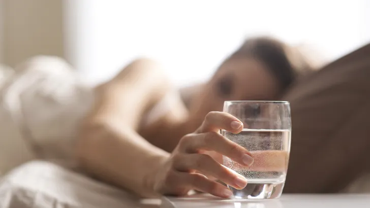 Waarom je 's ochtends meteen een paar glazen water wil drinken