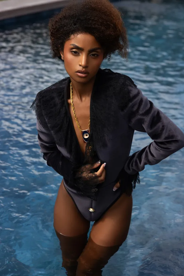 Bodysuit: Etienne Jeanson | Ketting: Samuel François