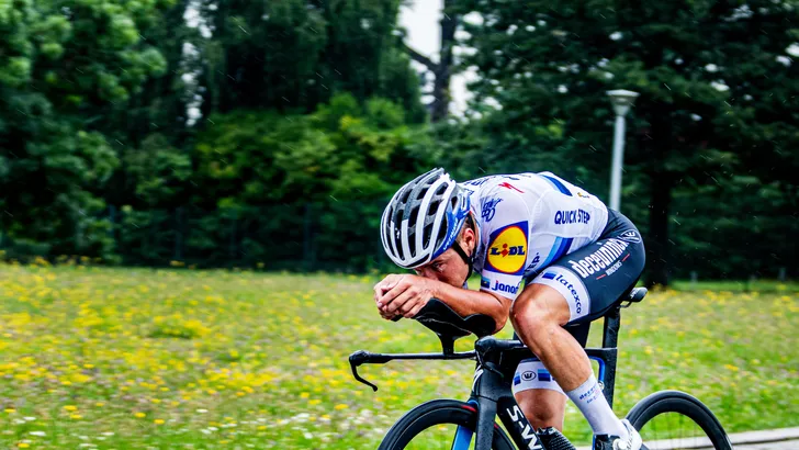 Remco Evenepoel verkent Giro-etappes: 'Lastig parkoers'