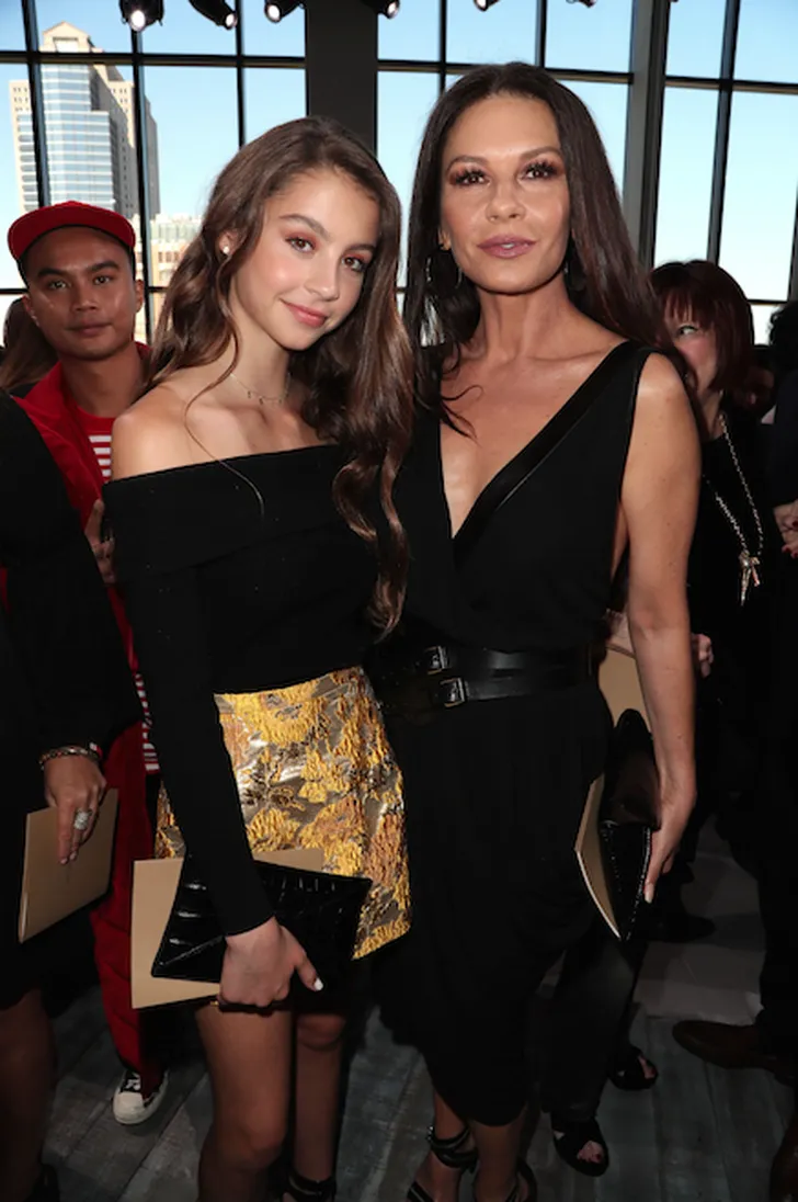 Catherine Zeta-Jones (47) straalt samen met look-a-like dochter bij show  Michael Kors | Nouveau