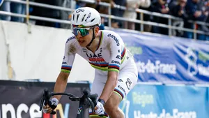 Tadej Pogacar komt verslagen over de finish in Parijs-Roubaix.