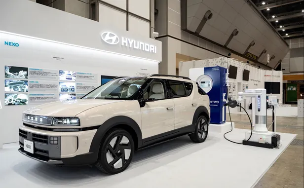 Hyundai Nexo naast een waterstofdispenser tijdens een presentatie