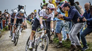 Tadej Pogacar op kop voor Mathieu van der Poel op een kasseistrook in Parijs-Roubax.