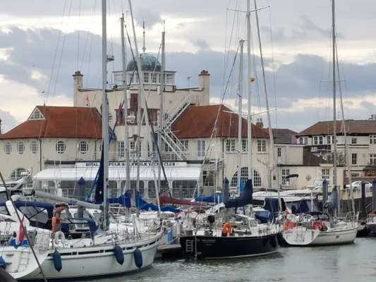 Het beroemde clubhuis van de Royal Norfolk & Suffolk Yacht Club.