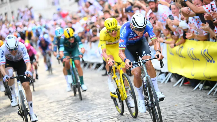 Mathieu van der Poel en Tadej Pogacar in de aanval op Montmartre.