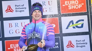 Dylan Groenewegen spuit champagne als winnaar op het podium.