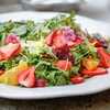 Heerlijk fris: aardbeiensalade met munt en geitenkaas | Noorderland