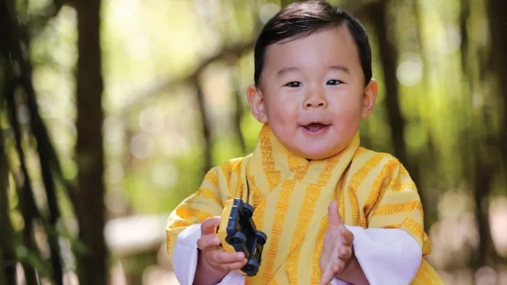 Zien: drakenprinsje Bhutan maakt nieuwe vrienden
