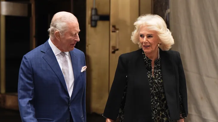 Een subtiele knipoog of een gewaagde keuze? Koningin Camilla draagt de Lady Dior, een tas die de naam van prinses Diana draagt. Is dit een eerbetoon?
