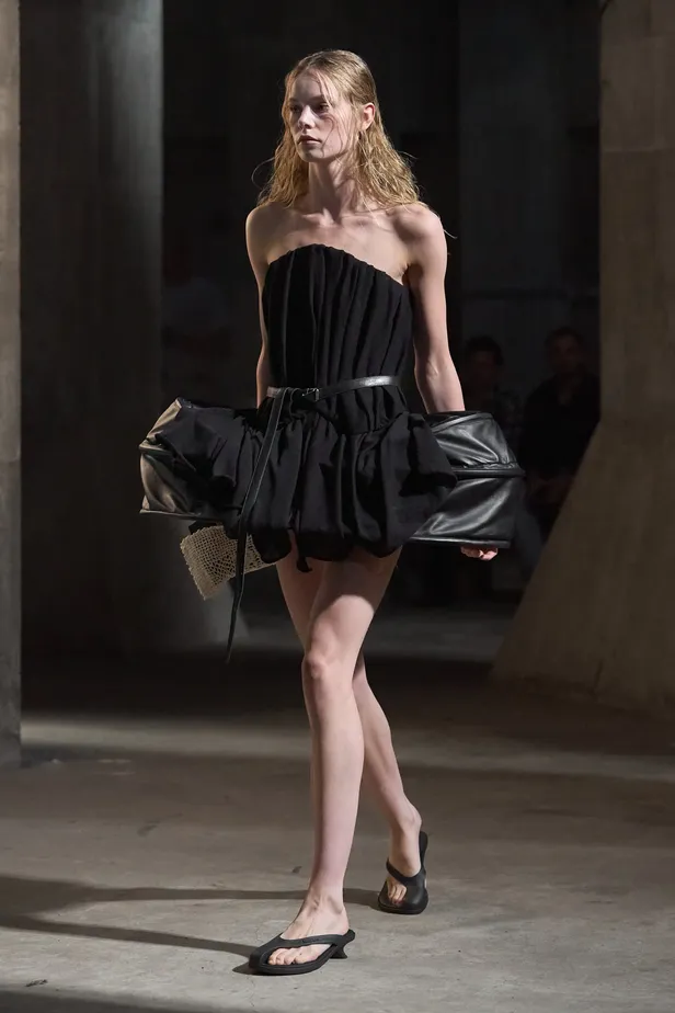 Model op de catwalk tijdens Copenhagen Fashion Week draagt zwarte Havianas slippers met kitten heel, augustus 2026.