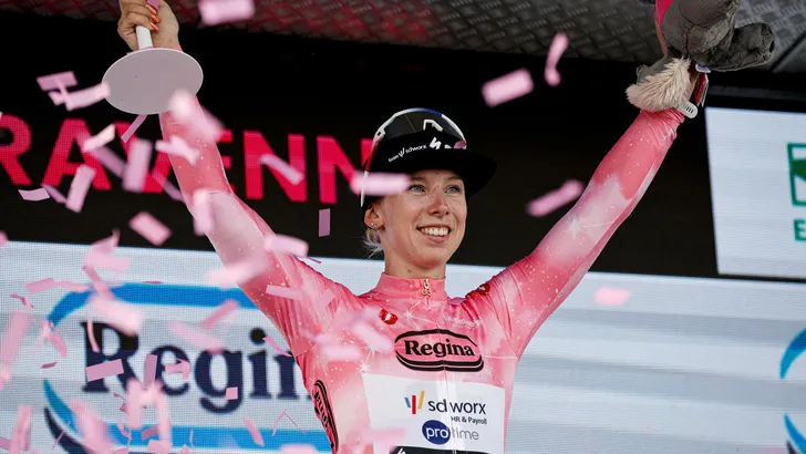 Lorena Wiebes in de roze trui
