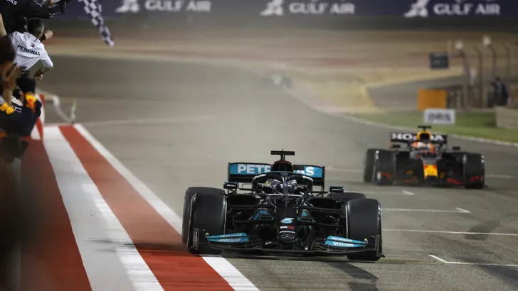 F1 Bahrein 2021: Hamilton is weer te slim