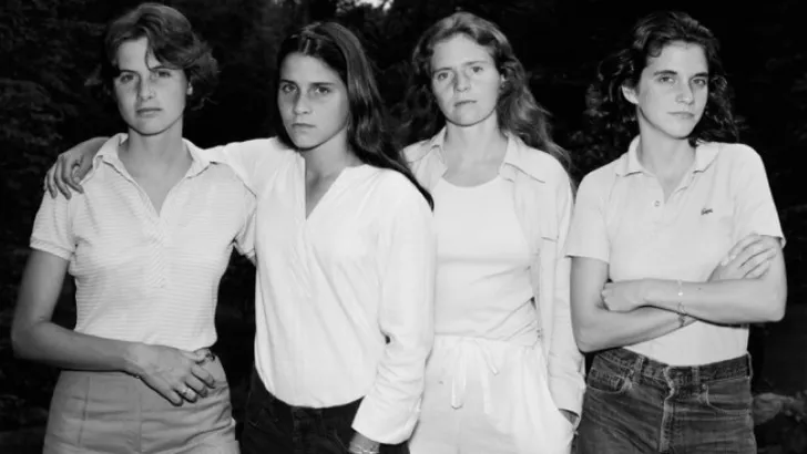 Mooi: vier zussen 40 jaar lang elk jaar gefotografeerd in dezelfde pose