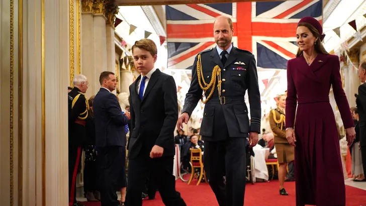 Prins George met z'n ouders, prins William en prinses Kate bij VE Day 2025.