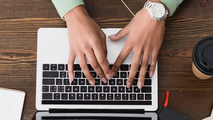 Een vrouw typende op een laptop