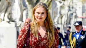 Amalia in Madrid, bordeauxrode jurk en bijpassende tas