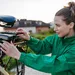 Vrouw die bezig is met haar elektrische fiets.