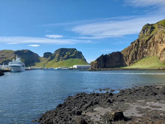 De prachtige haven van Vestmannaeyjar