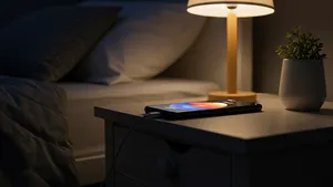 Telefoon opladen op je nachtkastje