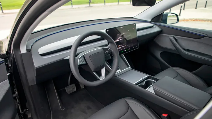 Tesla maakt indruk met nieuwe beelden waarin de auto saai en foutloos door Amsterdam rijdt