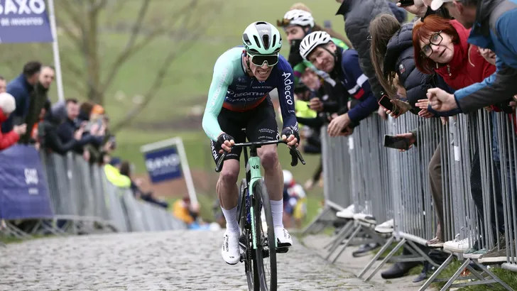 Stan Dewulf werd verrassend vierde in de E3 Saxo Classic, maar toch was hij enigszins teleurgesteld. Hij wist: in de slotkilometer was Mathieu van der Poel voor het grijpen.