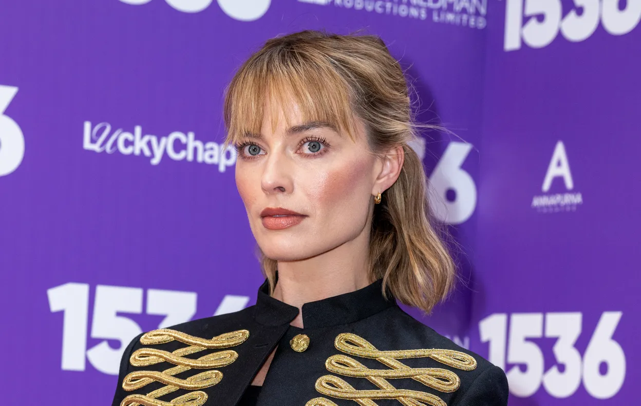 Margot Robbie gespot met de blunt bob bij de première van '1536' op West End in London, England mei 2026.