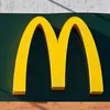 Man ketent zich vast aan deur McDonalds om te protesteren tegen sluiting