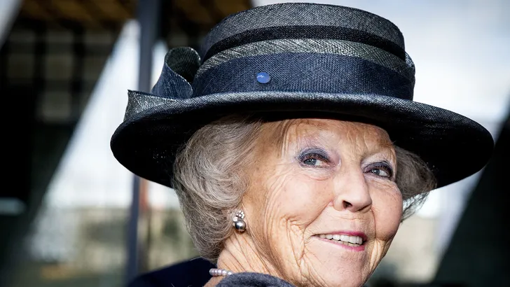 Onthuld: dit is al jaren Beatrix' favoriete tas