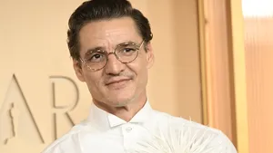 Pedro Pascal in Chanel tijdens de Oscars 2026