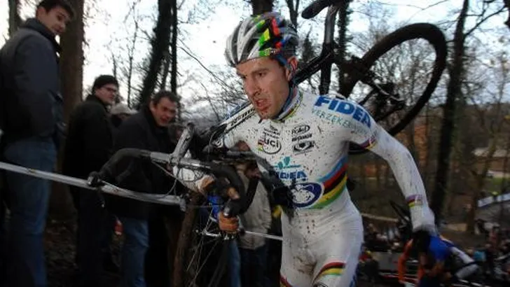 Al rijdt podium in wereldbekercross