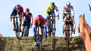 mathieu van der poel omringd door concurrerende crossers tijdens een veldrit