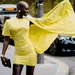Vrouw bij Stella McCartney in gele jurk H&M