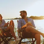 Man en vrouw genieten van hun vakantie.