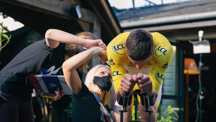 Mathieu van der Poel rijdt tijdrit met speciale wielen van... INEOS